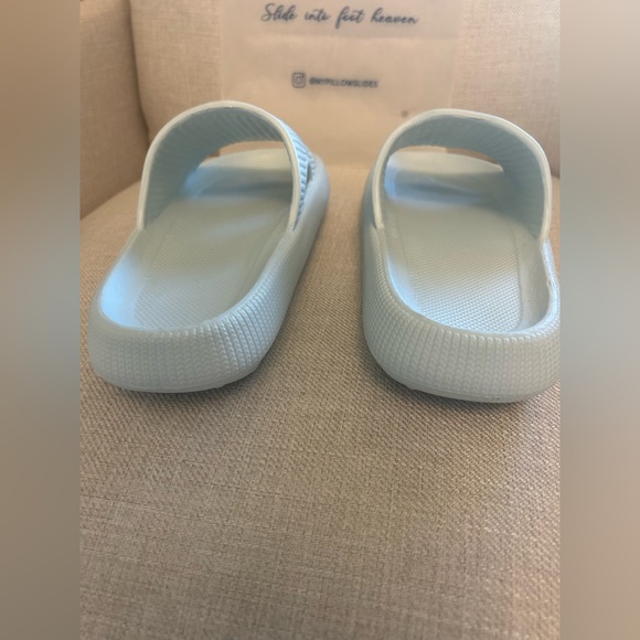 NWT Brand New Light Blue Pillow Slides - Picture 4 of 7